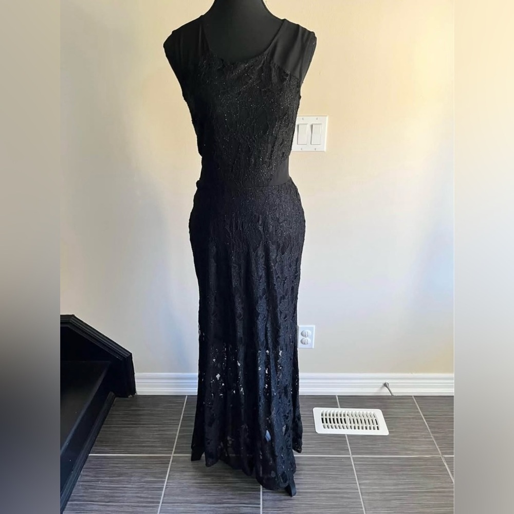 Elegant Black Lace Evening Dress - Picture 2 of 7